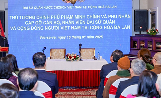 Thủ tướng gặp gỡ cán bộ, nhân viên ĐSQ và cộng đồng người Việt Nam tại Ba Lan
